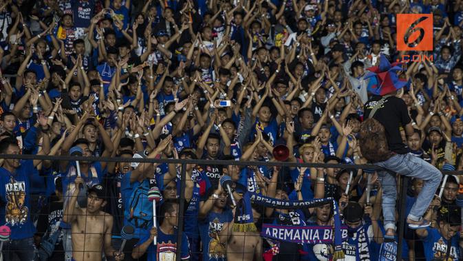 Suporter Arema FC, Aremania, memberikan dukungan saat menonton laga Liga 1 melawan Persija Jakarta di SUGBK, Jakarta, Sabtu (31/3/2018). Persija menangn 3-1 atas Arema FC. (Bola.com/Vitalis Yogi Trisna)