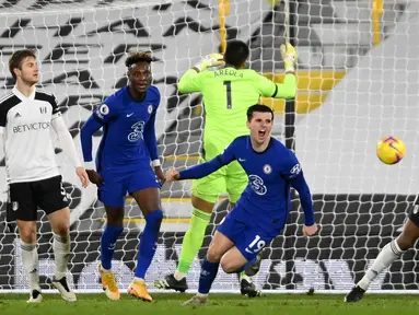 Gelandang Chelsea, Mason Mount (tengah) melakukan selebrasi usai mencetak gol ke gawang Fulham dalam laga lanjutan Liga Inggris 2020/21 pekan ke-18 di Craven Cottage, Sabtu (16/1/2021). Chelsea menang 1-0 atas Fulham. (AFP/Mike Hewitt/Pool)