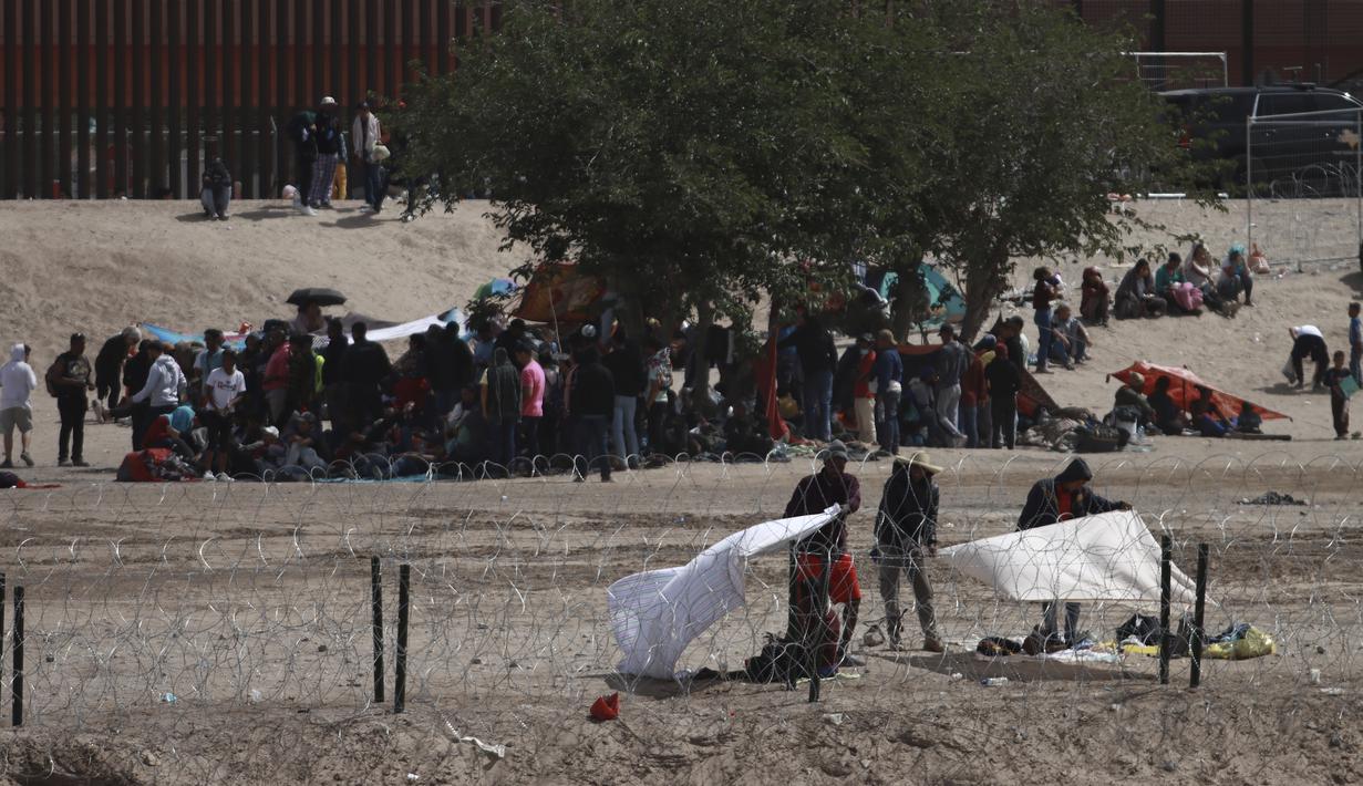 Langkah ini diambil sebagai persiapan untuk menghadapi kemungkinan lonjakan migran yang diperkirakan akan terjadi setelah berakhirnya pembatasan di era pandemi virus corona COVID-19. (AP Photo/Christian Chavez)