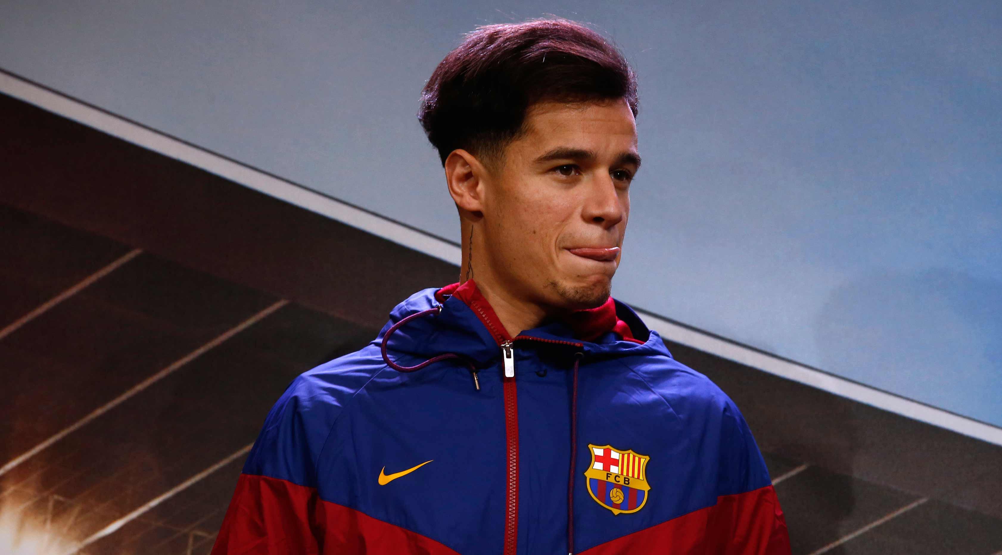 Ekspresi Philippe Coutinho saat diperkenalkan sebagai pemain baru Barcelona di Camp Nou, Barcelona, (7/1). Coutinho menjadi pemain termahal dunia ke dua dibawah Neymar yang diboyong klub Prancis, PSG. (AP Photo/Manu Fernandez)
