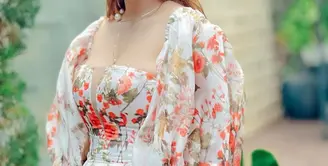 Saat nonton konser Rossa, Felicya Angelista tampil modis dalam balutan gaun bermotif bunga-bunga dari sparkling by patricia yang di-styling oleh Belly Iverzon. (Instagram/felicyangelista_).