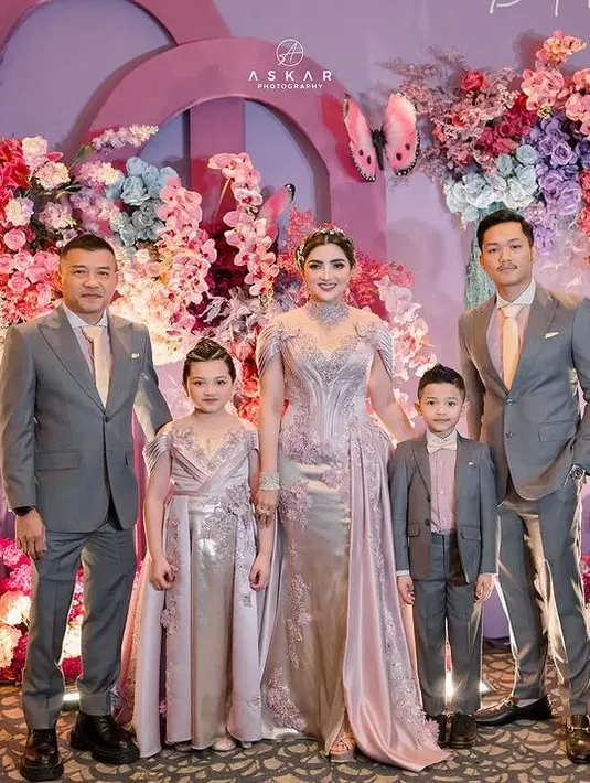 Ashanty terlihat menawan didampingi Anang, Azriel, Arsy dan Arsya. Potret ibu kepala empat ini banjir pujian dari netizen berkat kecantikannya. Liputan6.com/IG/@ashanty_ash).