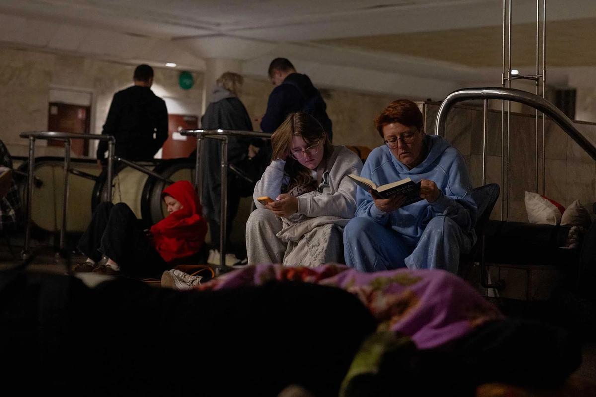 FOTO: Warga Kyiv Berlindung di Stasiun Metro Saat Alarm Serangan Udara Rusia Berbunyi