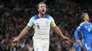 Striker Timnas Inggris, Harry Kane sementara menempati posisi ketiga dalam daftar top skor Kualifikasi Euro 2024. Pemain yang baru bergabung dengan Bayern Munchen pada awal musim 2023/2024 ini total telah mencetak 7 gol dari 6 laga di Grup C. Inggris yang sementara memuncaki Grup C dengan raihan 16 poin dari 6 laga telah dipastikan lolos ke putaran final meski masih menyisakan dua laga lagi. (AP Photo/Kirsy Wigglesworth)
