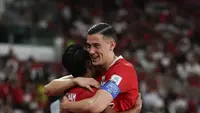 Pelukan hangat Jay Idzes memberikan selamat kepada Beckham Putra setelah mencetak gol buat Timnas Indonesia ke gawang Saint Kitts and Nevis pada FIFA Series 2026 di Stadion Gelora Bung Karno (SUGBK), Jumat (27/3/2026) malam WIB. (Bola.com/Abdul Aziz)