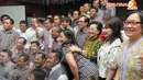 Jokowi berpose bersama para relawan di Rumah Koalisi Indonesia Hebat , Menteng, Jakarta Pusat, Senin (21/4/2014) (Liputan6.com/Herman Zakharia).