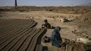 Anak-anak Afghanistan bekerja di sebuah pabrik batu bata di Deh Sabz, di pinggiran Kabul, Afghanistan, Minggu (26/9/2021). (AP Photo/Bernat Armangue)