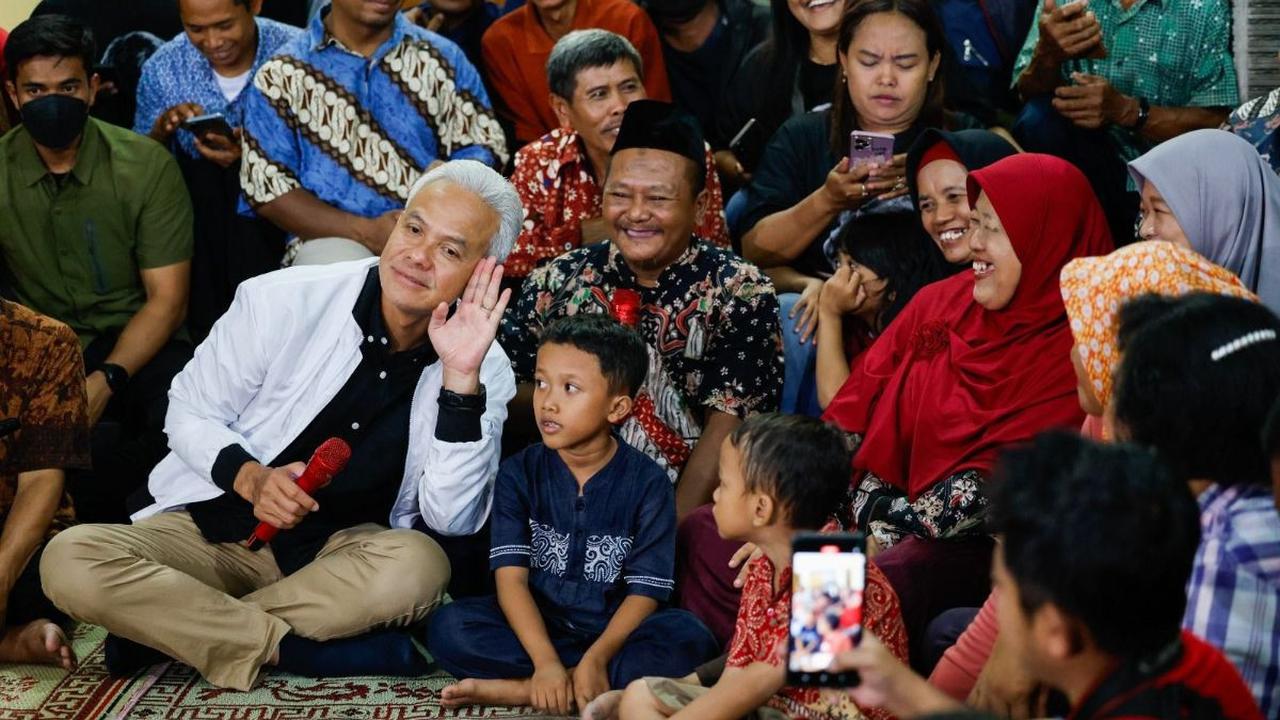 Susilo beruntung karena Ganjar tak hanya membantu pendidikan anaknya dan ekonomi keluarganya, dia bahkan mau datang ke rumahnya untuk menginap.&nbsp;