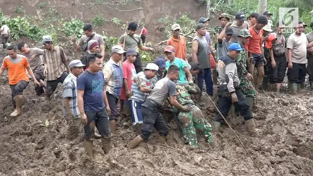 Satu keluarga tertimbun longsor di Desa Jambesari, Kabupaten Jember, Jawa Timur, Senin (16/10) malam. Satu korban ditemukan hari ini Rabu (18/10/2017)
