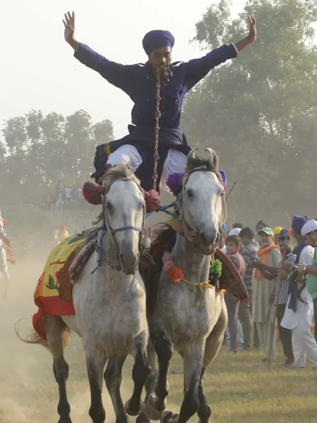 Atraksi Berkuda Militer Tradisional Sikh Ramaikan Perayaan Fateh Divas