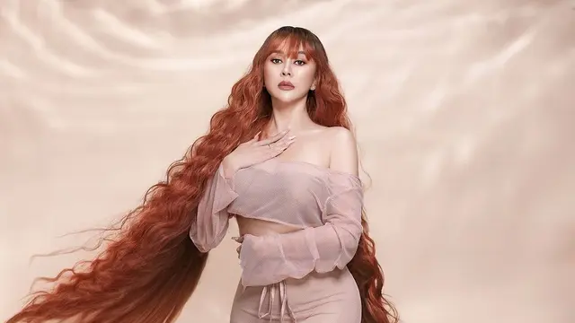 Aura Kasih dengan Rambut Panjang