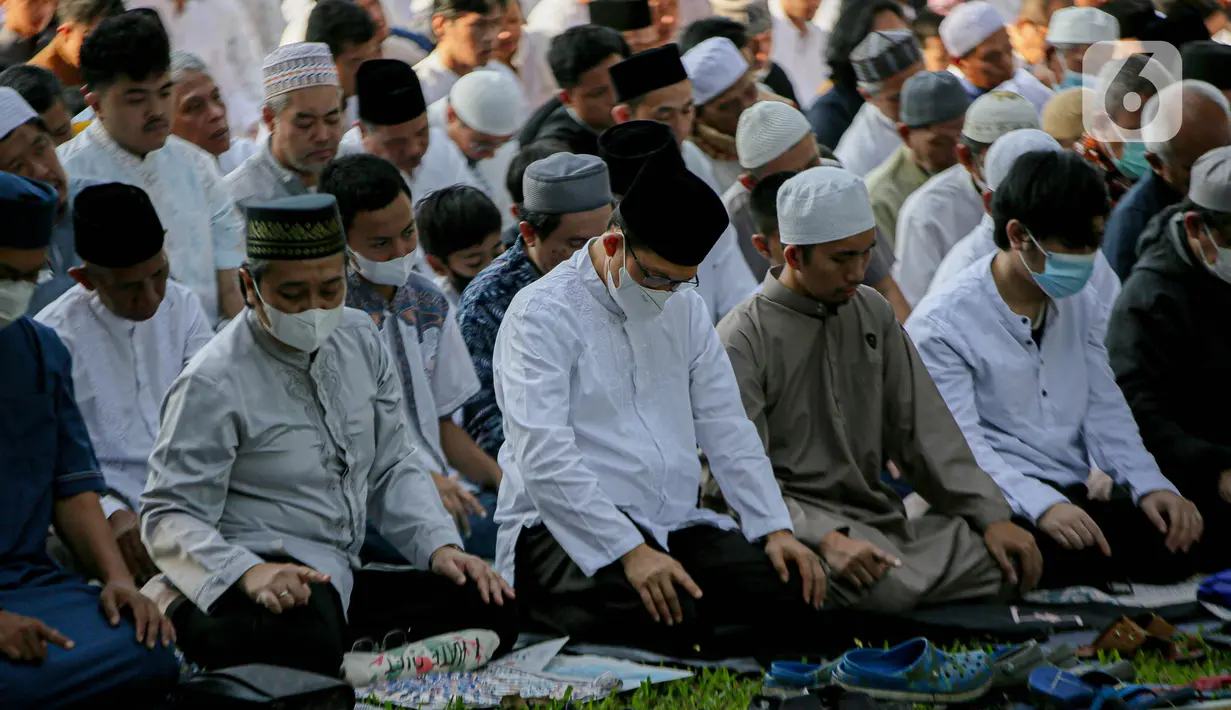 Dari pengeras suara, terdengar suara takbir berkumandang. Jemaah yang tiba di Masjid Al Azhar langsung bergegas menggelar sejadah dan merapikan saf di halaman masjid. (Liputan6.com/Faizal Fanani)