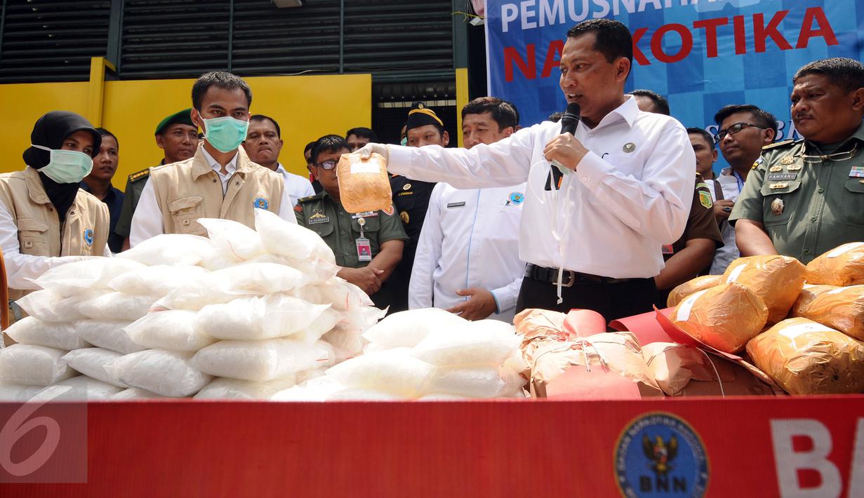 Kepala BNN, Komjen Pol Budi Waseso (tengah) menunjukkan barang bukti ganja yang akan dimusnahkan di Insenerator RSPAD, Jakarta, Rabu (7/9). Barang bukti yang dimusnahkan 173, 318 Kg sabu dan 2.851,887 gram ganja. (Liputan6.com/Helmi Fithriansyah)