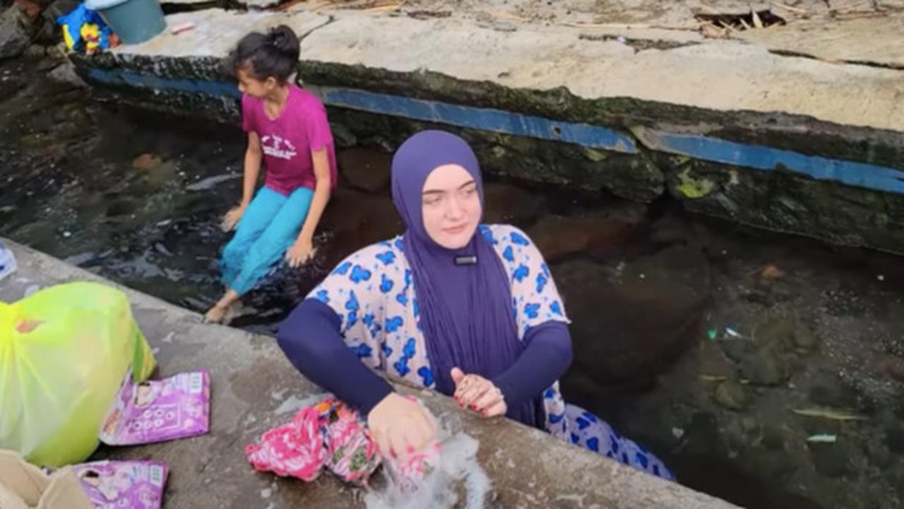 Bule Cantik Bingung Diajak Suami Cuci Pakaian di Sungai 'Ini Bagaimana Caranya
