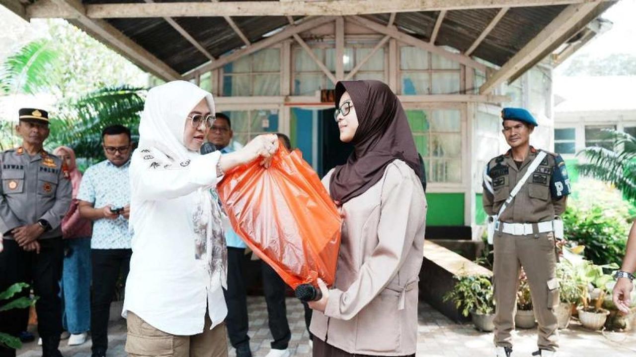 Tahukah Anda? Bupati Gowa Bagikan Seragam Gratis untuk Siswa Dataran Tinggi, Wujudkan Kesetaraan Pendidikan