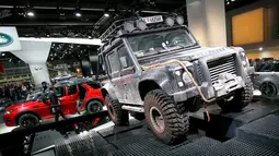 Mobil Land Rover Defender saat diperkenalkan sebagai salah satu mobil yang digunakan dalam film James Bond terbaru ‘Spectre’ di Frankfurt Motor Show (IAA) 2015, Jerman (16/9/2015). (Reuters/ Odd Andersen)