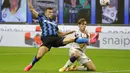 Pemain Inter Milan Ivan Perisic (kiri) berebut bola dengan pemain Fiorentina Federico Chiesa pada pertandingan Serie A di Stadion San Siro, Milan, Italia, Sabtu (26/9/2020). Inter Milan mengalahkan Fiorentina dengan skor 4-3. (AP Photo/Luca Bruno)