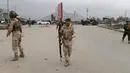 Anggota keamanan berjaga-jaga di lokasi ledakan di Kabul, Afghanistan, Selasa (19/4). Ledakan yang berasal dari sebuah serangan bom bunuh diri itu menyebabkan puluhan orang tewas dan sedikitnya 150 lainnya terluka. (REUTERS/Omar Sobhani)