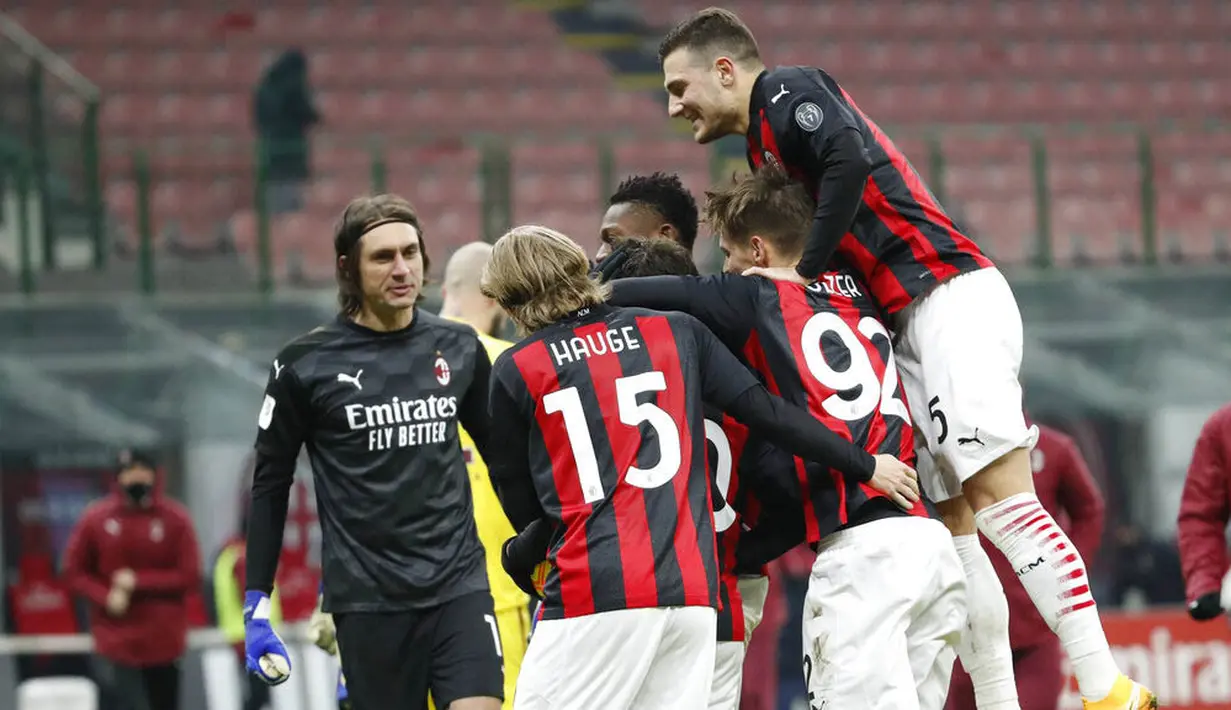 Para pemain AC Milan merayakan kemenangan atas Torino pada laga Coppa Italia di Stadion San Siro, Selasa (12/1/2021). AC Milan menang adu penalti dengan skor 5-4. (AP/Antonio Calanni)