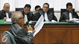 OC Kaligis saat membacakan nota pembelaan (eksepsi) di Pengadilan Tipikor, Jakarta, Kamis (17/09/2015). KPK menemukan indikasi sejumlah transaksi mencurigakan di rekening-rekening milik OC Kaligis. (Liputan6.com/Andrian M Tunay)
