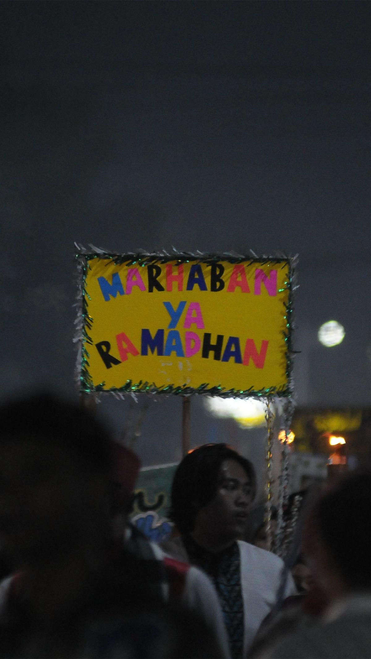 Sementara, pawai obor yang diadakan warga RW 10 Kelurahan Cawang, Kecamatan Kramat Jati ini diikuti perwakilan warga dari setiap RT, mulai dari RT 1-9.&nbsp;Merdeka.com/Imam Buhori