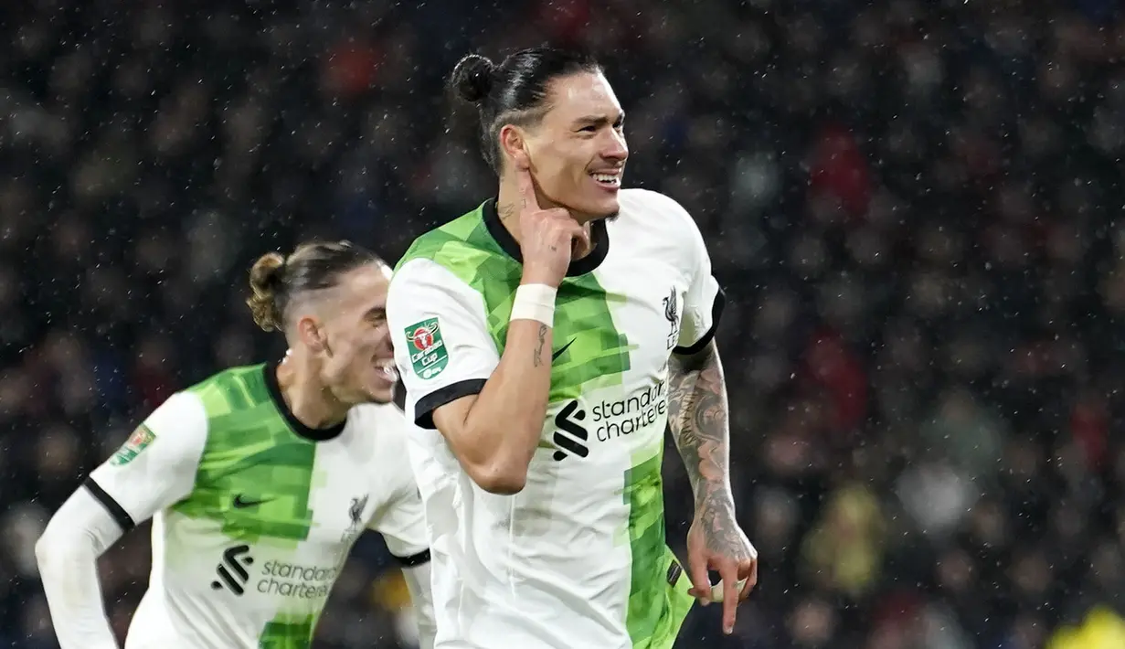Pemain Liverpool, Darwin Nunez melakukan selebrasi setelah mencetak gol kemenangan timnya ke gawang Bournemouth pada laga 16 besar Carabao Cup 2023/2024 di Vitality Stadium, Bournemouth, Inggris, Kamis (02/11/2023) dini hari WIB. Liverpool sempat unggul memalui Cody Gakpo namun disamakan oleh Justin Kluivert. (AP Photo/Andrew Matthews)