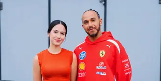 Pevita Pearce semakin menunjukkan ketertarikannya dengan dunia balap mobil. Tak hanya nonton balapan F1 di kursi terdepan, ia berkesempatan bertemu sang idola, Lewis Hamilton [@pevpearce]