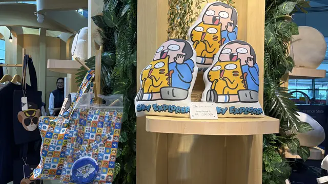 Merchandise "Sky Explorer" kolaborasi antara Mitsubishi, Garuda, dan Tahilalats. [Anisha/Fimela]