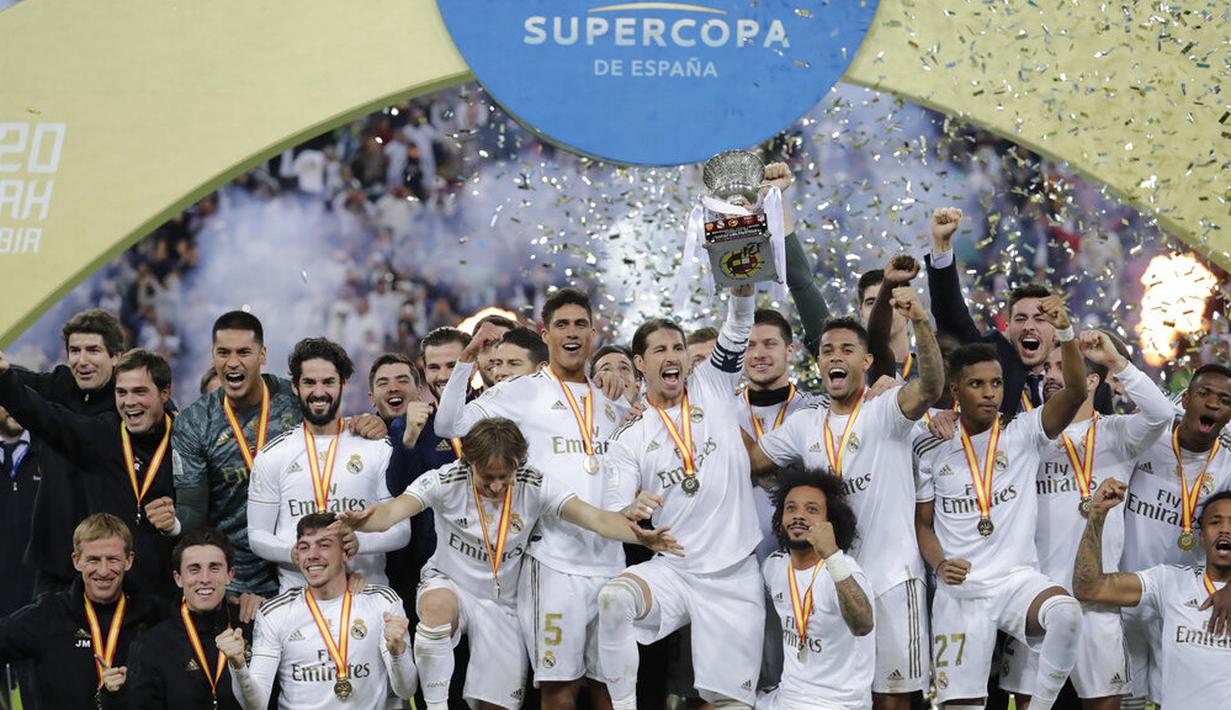 Para pemain Real Madrid melakukan selebrasi usai menjuarai Piala Super Spanyol setelah mengalahkan Atletico Madrid di King Abdulla Sports City, Jeddah, Senin (13/1/2020). Real Madrid menang adu penalti 4-1 atas Atletico Madrid. (AP/Hassan Ammar)