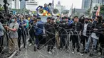 Sejumlah mahasiswa yang tergabung dalam Aliansi Mahasiswa Indonsia (AMI) menggelar aksi demonstrasi di kawasan Patung Kuda, Jakarta Kamis (21/4/2022). Dalam aksinya mereka menuntut tindak tegas para penjahat konstitusi. (Liputan6.com/Faizal Fanani)