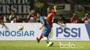 Pemain Persib Bandung, Febri Haryadi berusaha melewati hadangan pemain Semen Padang pada perebutan tempat ketiga Piala Presiden 2017 di Stadion Pakansari, Bogor, Sabtu (11/3/2017). (Bola.com/Nicklas Hanoatubun)