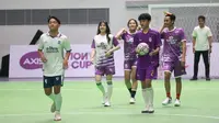 Fun match menghibur penonton Grand Final AXIS Nation Cup 2023 yang berlangsung di Istora Senayan, Jakarta, Minggu (15/10/2023). (Bola.com/Muhammad Iqbal Ichsan)