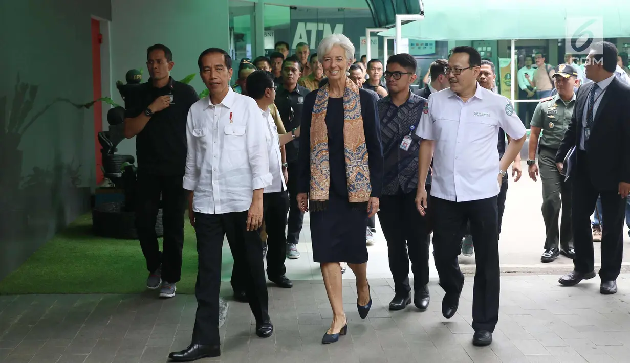 Presiden Joko Widodo bersama Managing Director IMF Christine Lagarde dan Dirut BPJS Fachmi Idris berjalan untuk melihat fasilitas pelayanan Kartu Indonesia Sehat (KIS) di RSPP Jakarta, Senin (26/2). (Liputan6.com/Angga Yuniar)