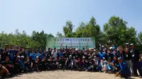 Penanaman Bibit Mangrove di Pesisir Pantai Desa Air Tawar Riau Saat Peringatan Hari Lingkungan Hidup Sedunia 2025
