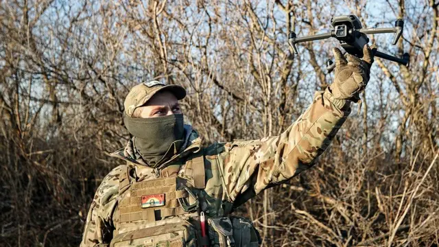 Seorang prajurit Ukraina menerbangkan drone selama operasi melawan posisi Rusia di lokasi yang dirahasiakan di wilayah Donetsk, Ukraina, Minggu, 4 Desember 2022. (Roman Chop/AP)