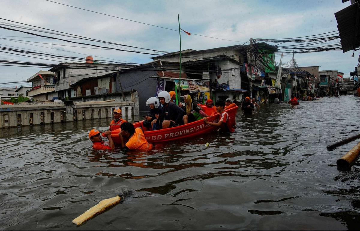 Banjir rob di Muara Angke
