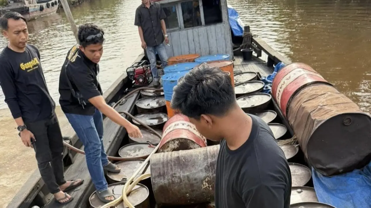Polda Riau membongkar kasus perdagangan ilegal solar subsidi di Pelalawan dan Inhil, Minggu (5/4/2026).