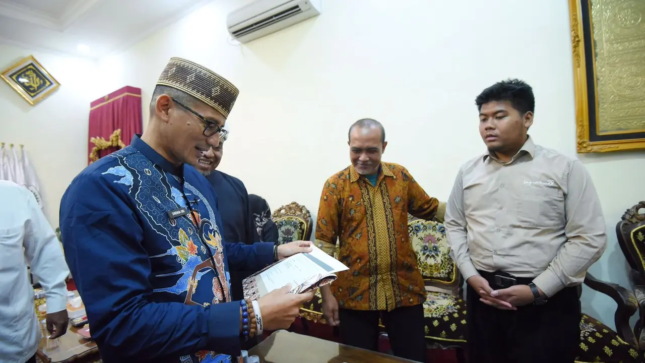 Menteri Pariwisata Dan Ekonomi Kreatif (Menparekraf), Sandiaga Uno, memberikan software aplikasi ilustrasi kepada santri disabilitas berprestasi, Putra Anugrah Pratama (Istimewa)