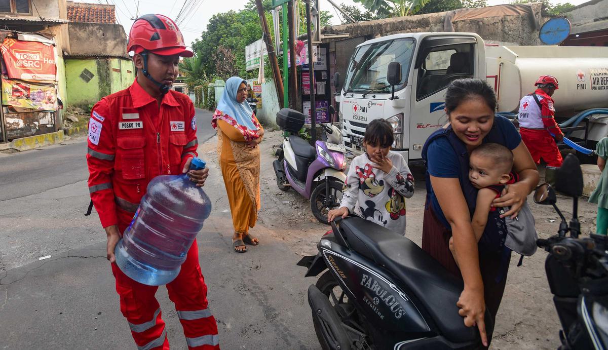 PMI Distribusikan Air Bersih bagi Korban Kekeringan di Depok