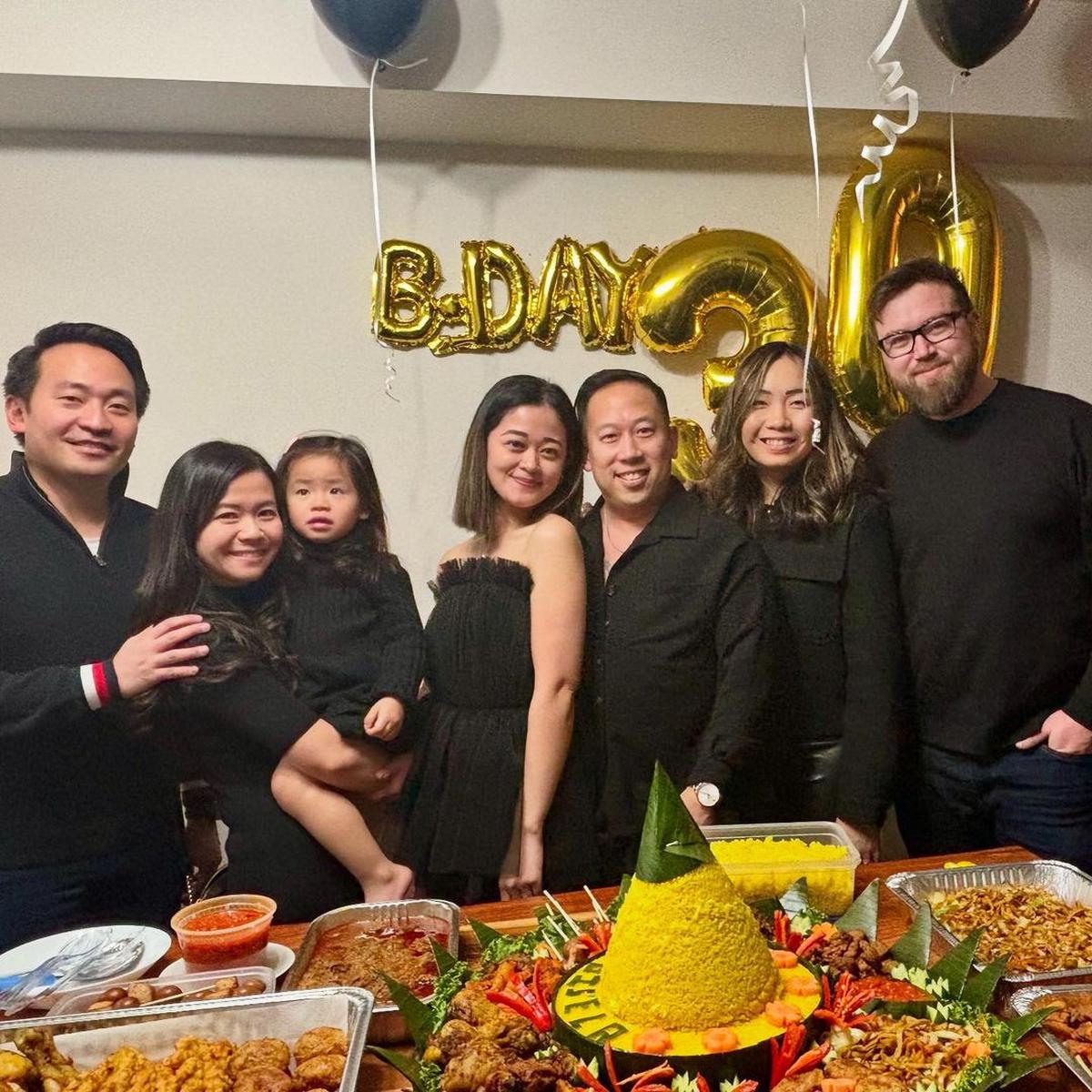 7 Potret Perayaan Ultah Gisela Cindy ke-30 di Kanada, sang Ibu Turut Hadir - Ada Tumpeng Nasi Kuning