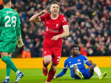 Pemain Liverpool Diogo Jota melakukan selebrasi setelah mencetak gol pertama timnya saat pertandingan sepak bola Liga Premier Inggris melawan Chelsea, di Stadion Anfield, Liverpool, Inggris, Rabu, 31 Januari 2024. (AP Photo/Jon Super)