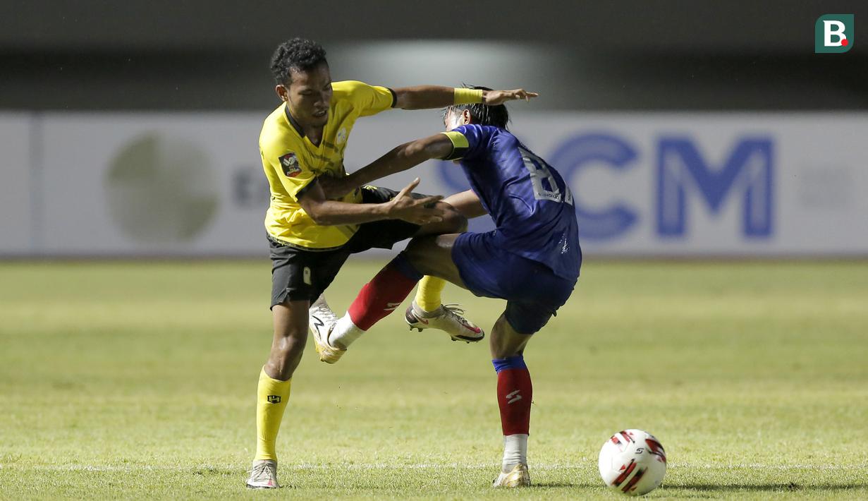 Gelandang Barito Putera, Chris Robert Rumbiak (kiri) berebut bola dengan bek Arema FC, Johan Ahmat Farizi dalam laga matchday ke-2 Grup A Piala Menpora 2021 di Stadion Manahan, Solo, Kamis (25/3/2021). Barito Putera menang 2-1 atas Arema FC. (Bola.com/Arief Bagus)