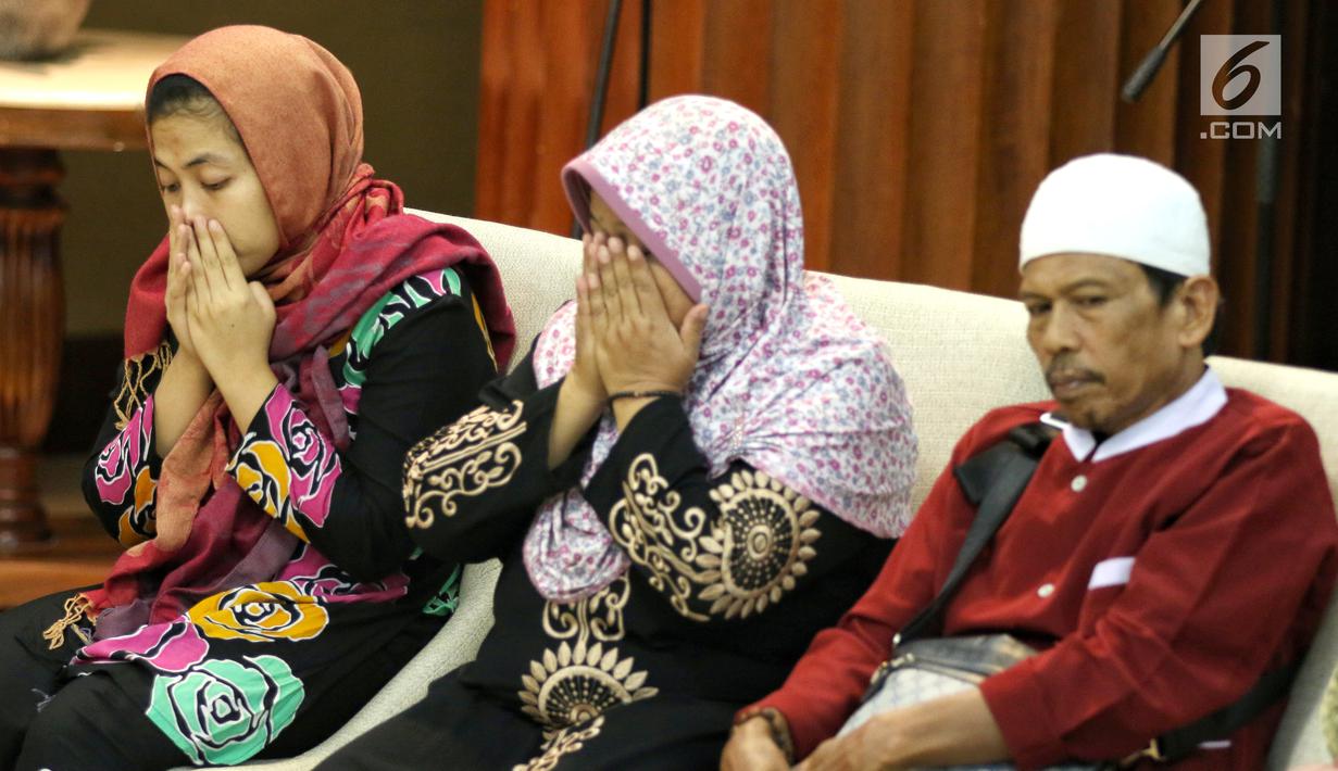 Siti Aisyah bersama dengan orang tua di Kemenlu, Jakarta, Senin (11/3). Siti Aisyah kembali ke Indonesia setelah dibebaskan Pengadilan Tinggi Shah Alam terkait kasus dugaan pembunuhan Kim Jong-Nam. (Liputan6.com/Johan Tallo)
