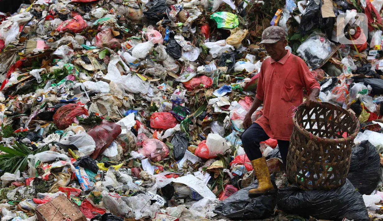 Pemulung memilah sampah di Tempat Pembuangan Sementara Kalibata, Jakarta, Jumat (10/4/2020). Kadis Lingkungan Hidup DKI Jakarta, Andono Warih mengatakan terjadi penurunan tonase sampah rata-rata 620 ton per hari selama penerapan WFH akibat pandemi Covid-19. (Liputan6.com/Helmi Fithriansyah)
