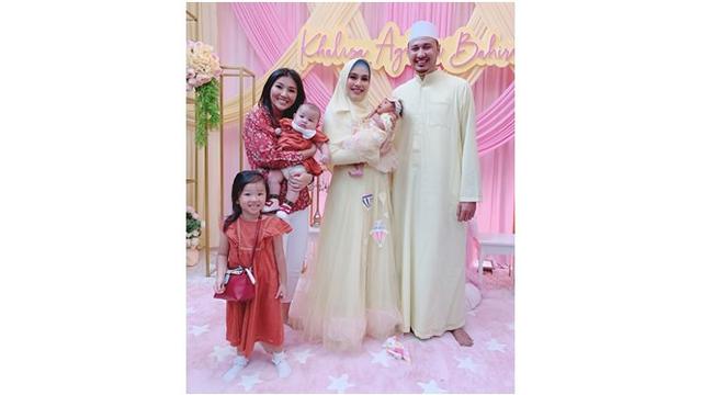 Acara akikah putri Kartika Putri dihadiri oleh deretan rekan selebriti, salah satunya adalah Sarwendah.