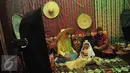 Warga berfoto di sebuah tempat bersantai ala Arab Saudi saat Pameran Budaya Arab Saudi yang digelar di Museum Nasional, Jakarta, Minggu, (27/3). Arab Saudi memperkenalkan budaya mereka agar lebih dikenal oleh Indonesia. (Liputan6.com/Faisal R Syam) 