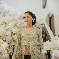 Erina Gudono kenakan kebaya hijau (Bridestory/MORDEN)