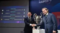 Direktur Sepak Bola Ajax, Marc Overmars (kiri), dan Wakil Presiden Juventus, Pavel Nedved, berjabat tangan di markas UEFA, Nyon, seusai drawing perempat final Liga Champions 2018-2019, Jumat (15/3/2019). (AFP/Fabrice Coffrini)