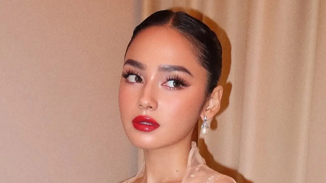 Syifa Hadju Tampil Glamor dengan Kebaya korset. [@vinkimakeup]