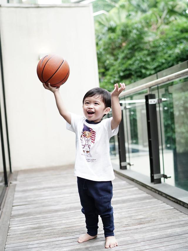 Disebut Mirip Sang Ayah, Ini 6 Potret Menggemaskan Raphael Moeis